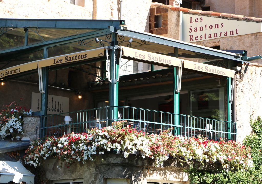 MoustiersSainteMarie. Terrasses et tonnelles Table libre