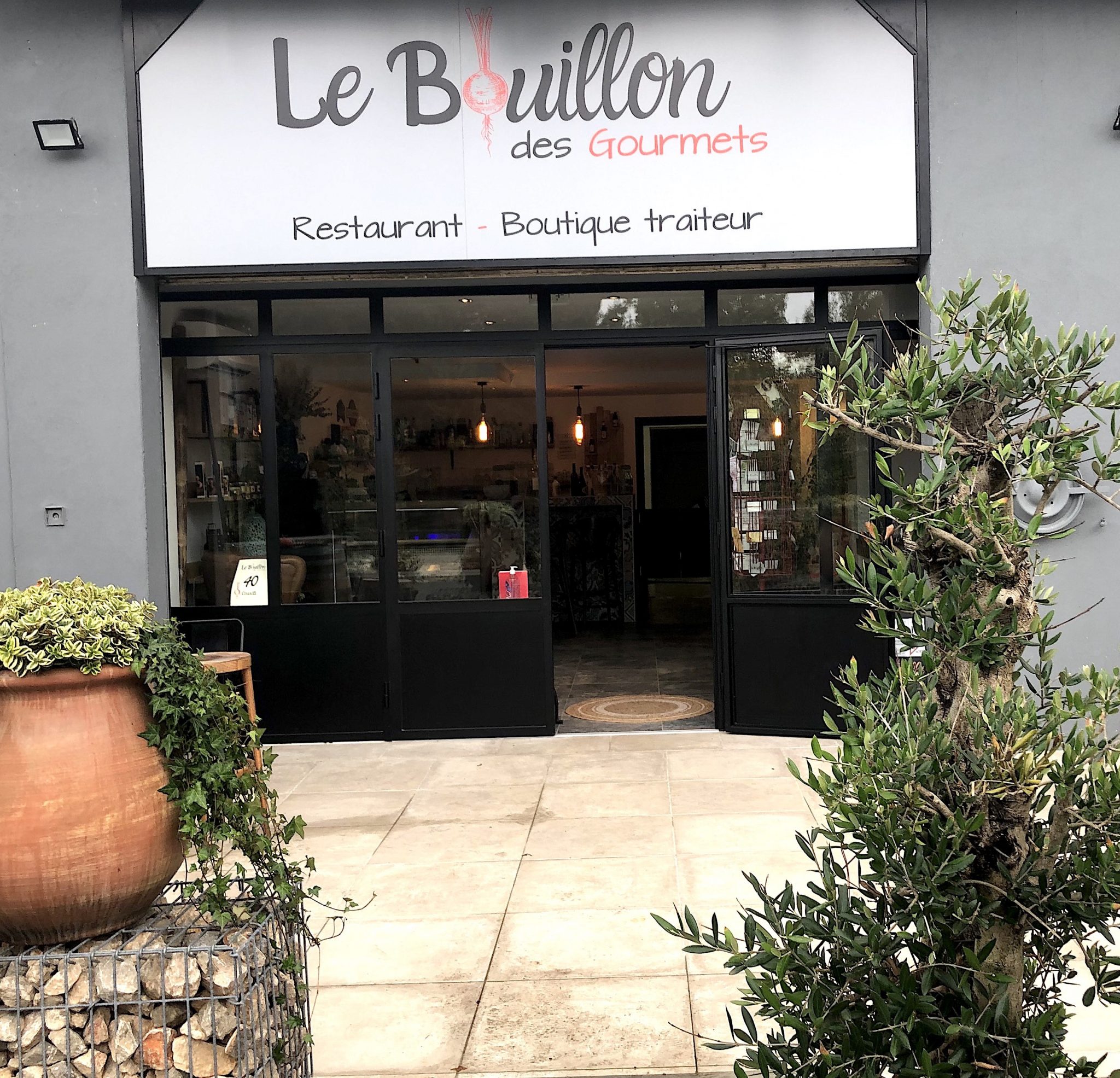 Tourves. “Le Bouillon des Gourmets” au rondpoint des saveurs. Table