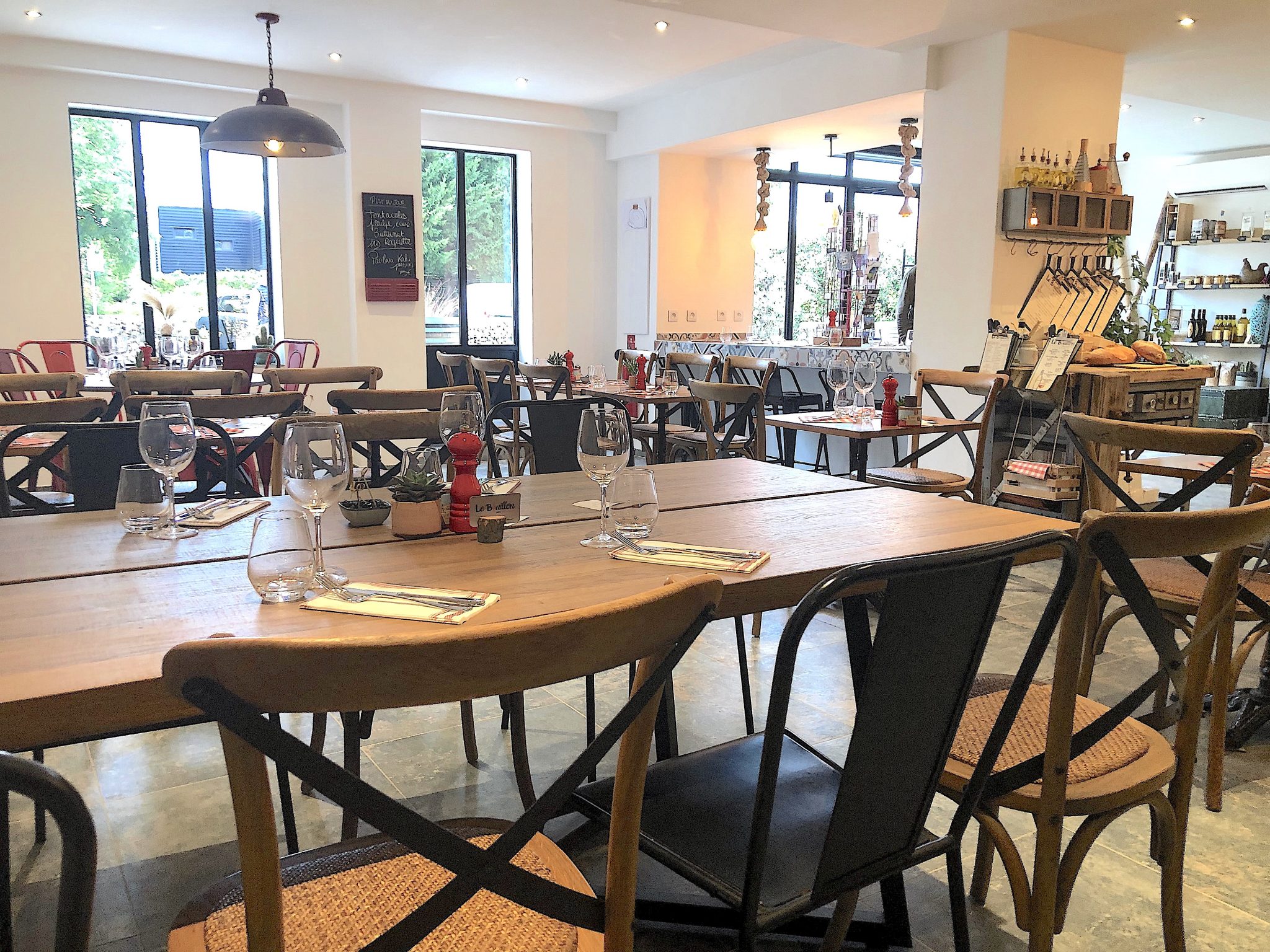 Tourves. "Le Bouillon des Gourmets" au rondpoint des saveurs. Table