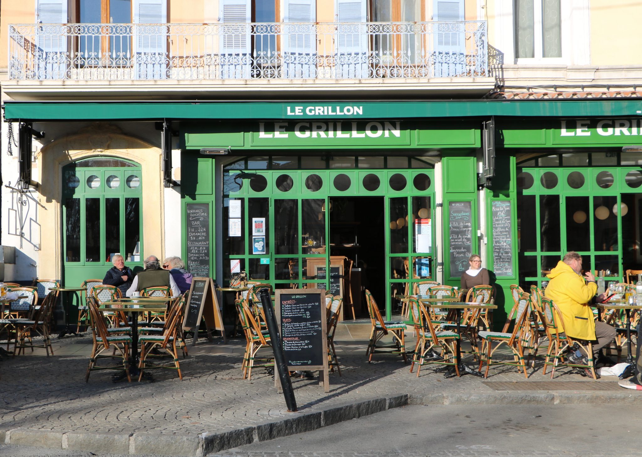 “Le Grillon” fait sa place au soleil Table libre